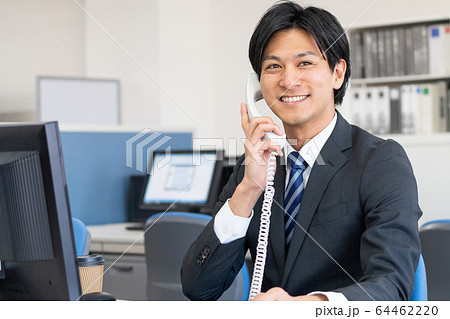 若いビジネスマン デスクワーク オフィス ビジネスイメージ 64462220
