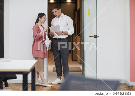 Businessman talking to his colleague Businessman talking to his colleague 64462832