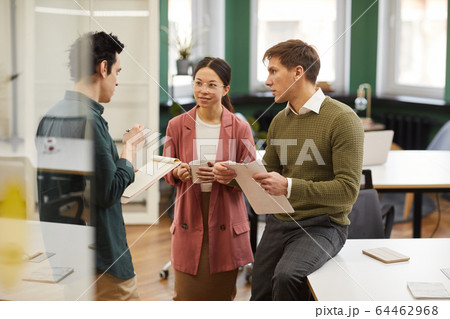 Business colleagues working together 64462968