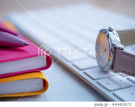 ビジネスイメージ・手帳・キーボード・時計・女性 ビジネスイメージ・手帳・キーボード・時計・女性 64463072