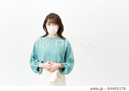 マスクをした女性 64463176