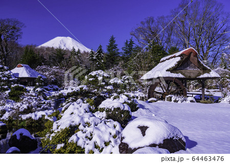 (山梨県)雪が降った、忍野「鱒の家」 富士山 (山梨県)雪が降った、忍野「鱒の家」 富士山 64463476