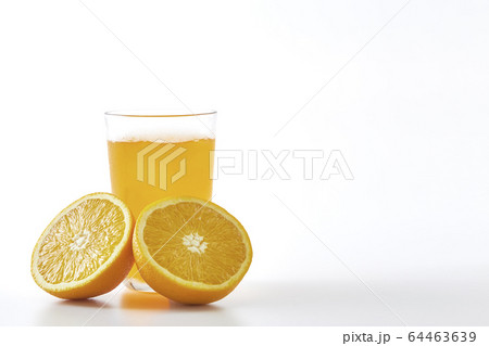 Orange juice and slices of orange 64463639