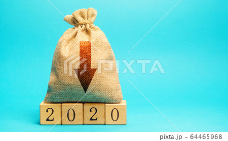 Money bag with down arrow and wooden blocks 2020. Economic crisis and recession. Bankruptcy and financial crisis. Analysis and analytics. Results of the year 64465968
