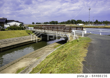 由良川支流の前川と由良の街並み 鳥取県東伯郡北栄町 由良川支流の前川と由良の街並み 鳥取県東伯郡北栄町 64466156