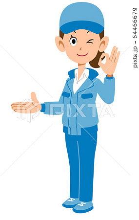 右側を紹介しOKのサインを示す青い作業着を着た女性 64466679