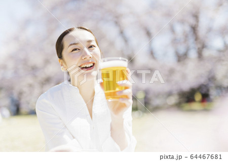 花見中に公園でビールを呑むミドル女性 64467681