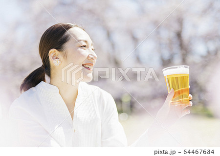 花見中に公園でビールを呑むミドル女性 花見中に公園でビールを呑むミドル女性 64467684