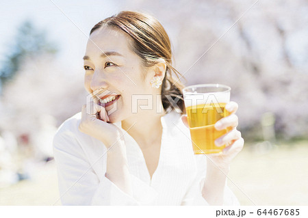 花見中に公園でビールを呑むミドル女性 花見中に公園でビールを呑むミドル女性 64467685