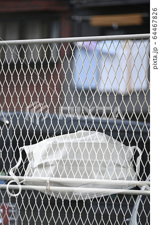 マスクと金網 64467826