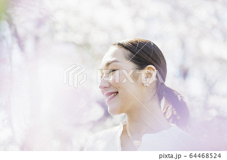満開の桜と東洋美を備えた女性 64468524