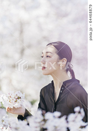 満開の桜と東洋美を備えた女性 64468879