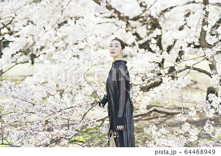 満開の桜と東洋美を備えた女性 64468949