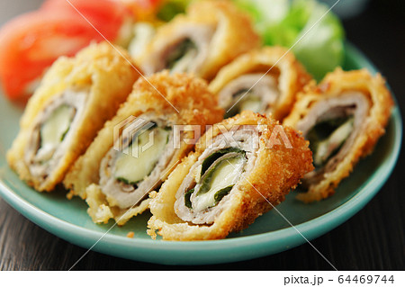 チーズと大葉のロールとんかつ チーズと大葉のロールとんかつ 64469744