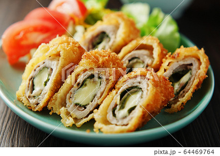 チーズと大葉のロールとんかつ チーズと大葉のロールとんかつ 64469764
