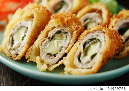 チーズと大葉のロールとんかつ チーズと大葉のロールとんかつ 64469768