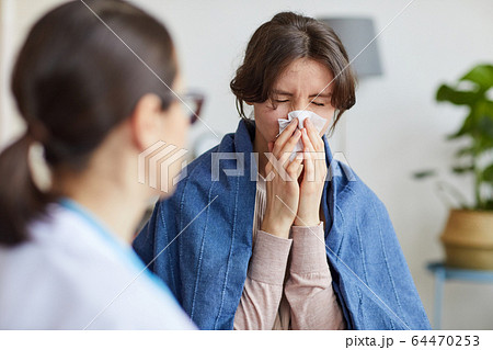 Woman visiting doctor 64470253