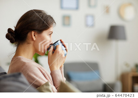 Woman drinking coffee 64470423