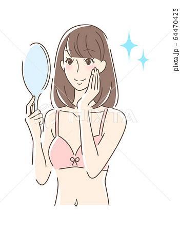 笑顔で手鏡を見る女性 64470425