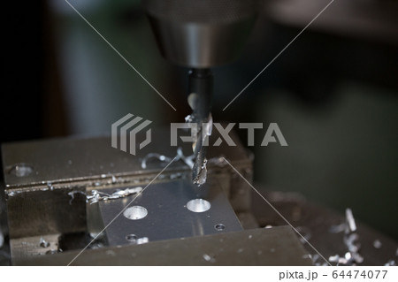 ボール盤でザグリ穴あけ作業 64474077