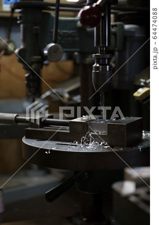 ボール盤でザグリ穴あけ作業 64474088