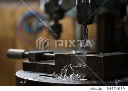 ボール盤でザグリ穴あけ作業 64474089