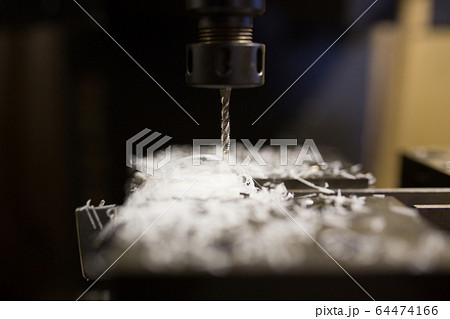 マシニングセンターで樹脂にタップ加工 64474166
