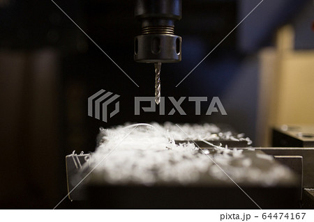 マシニングセンターで樹脂にタップ加工 64474167