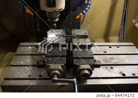 マシニングセンターで樹脂にタップ加工 64474172