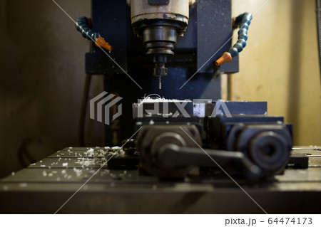 マシニングセンターで樹脂にタップ加工 64474173