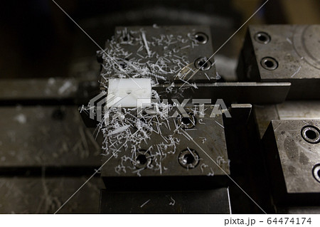 マシニングセンターで樹脂にタップ加工 64474174