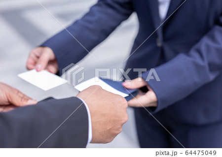 名刺交換 名刺交換 64475049