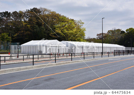 準備が中断したオリンピック会場の仮設施設 64475634
