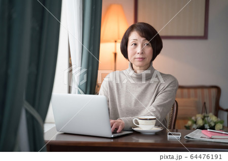 女性 リモートワーク 自宅 女性 リモートワーク 自宅 64476191