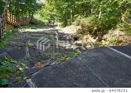岩手県一関市　国道342号　岩手・宮城内陸地震の遺構　 64476251