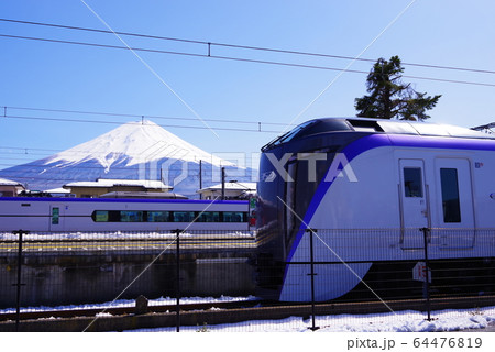 河口湖駅に停車するE353系 河口湖駅に停車するE353系 64476819