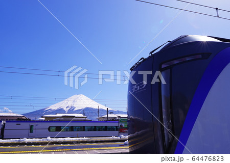 河口湖駅に停車するE353系 河口湖駅に停車するE353系 64476823