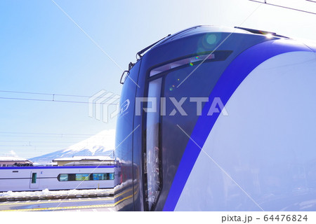河口湖駅に停車するE353系 河口湖駅に停車するE353系 64476824