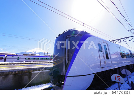 河口湖駅に停車するE353系 64476832