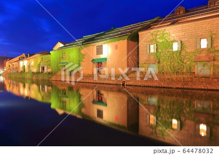 【北海道】小樽運河と石造倉庫群の夜景 64478032