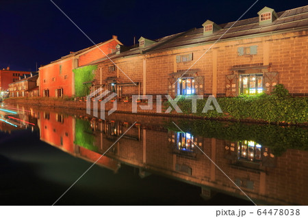 【北海道】小樽運河と石造倉庫群の夜景 64478038