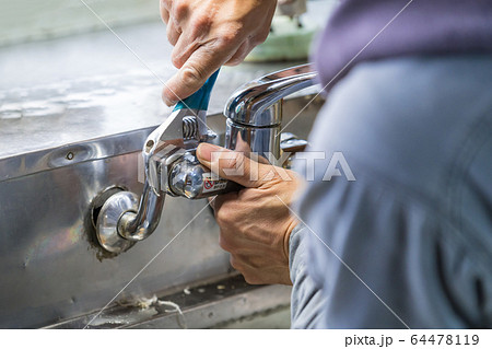 蛇口を取り付ける配管工 水道工事 蛇口を取り付ける配管工 水道工事 64478119
