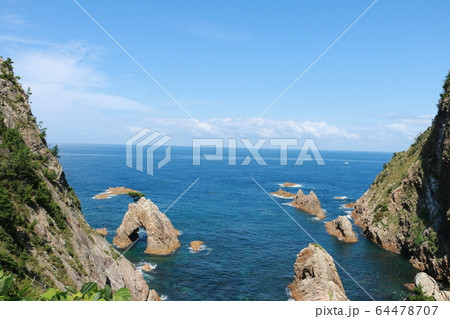 浦富海岸～そそり立つ岩壁と透き通る碧い日本海の写真素材 [64478707