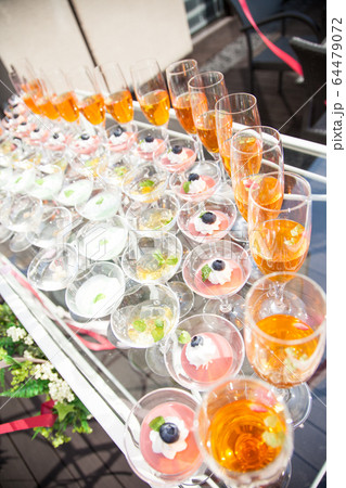 野外に並んだグラススイーツ　パーティービッフェのイメージかぞう 64479072