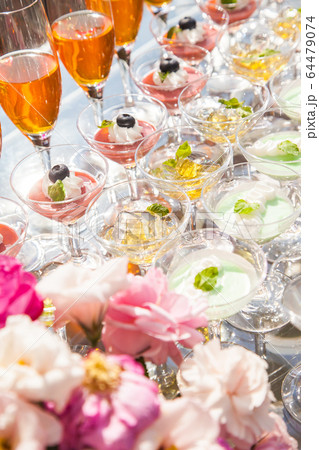 野外に並んだグラススイーツ パーティービッフェのイメージかぞう 野外に並んだグラススイーツ パーティービッフェのイメージかぞう 64479074