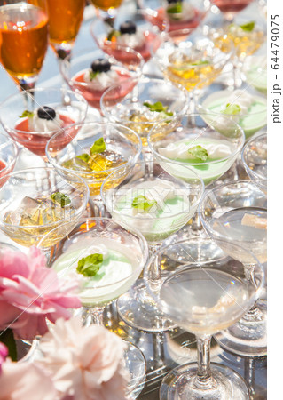 野外に並んだグラススイーツ　パーティービッフェのイメージかぞう 64479075
