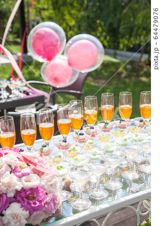 野外に並んだグラススイーツ　パーティービッフェのイメージかぞう 64479076