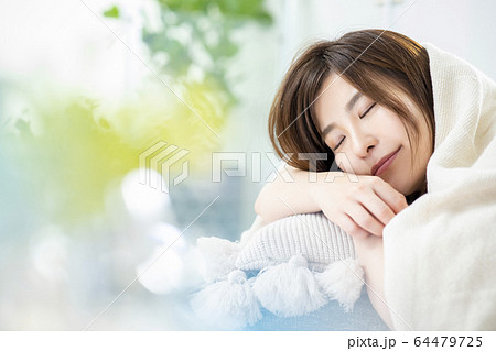 女性 睡眠 寝起き 女性 睡眠 寝起き 64479725