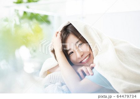 女性　睡眠　寝起き　 64479734