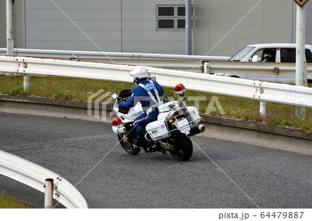 追尾体制に入る警視庁第二交通機動隊の白バイ 追尾体制に入る警視庁第二交通機動隊の白バイ 64479887